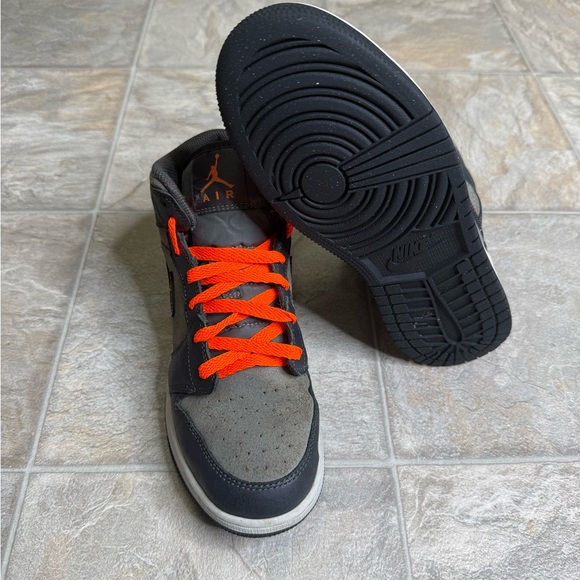 Air Jordan 1 Mid SE Night Stadium GS Shoe Size 6.5Y Grey FQ8341-017 Preowned - Picture 6 of 7